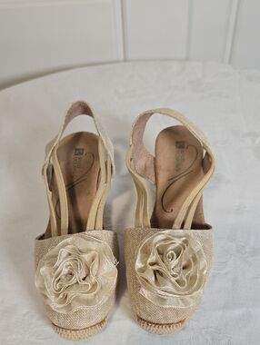 White Mountain Beige Espadrille Wedge Slingbacks with Floral Rosettes Size 6